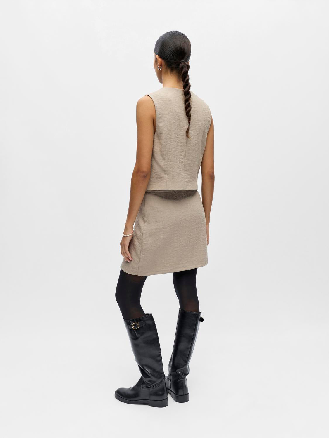 model_shot-back